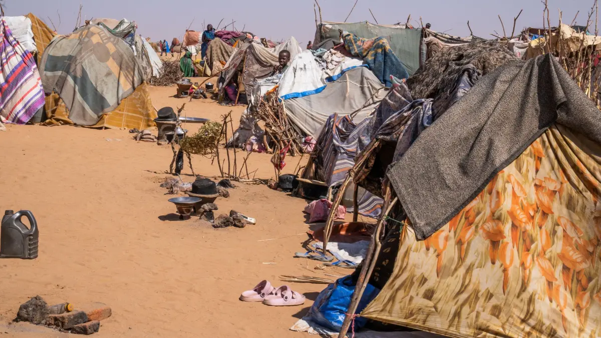 Vertriebene im Sudan: ARCHIV - 05.10.2026, Sudan, Tawila: Dieses mit einem Mobiltelefon aufgenommene Foto zeigt Zelte, in denen Vertriebene untergebracht sind, die kürzlich in die Region Tawila im Sudan geflohen sind. (zu dpa: «Sudan-Krieg: 27 Delegationen suchen in Genf nach Frieden») Foto: Al-Sayed Mahmoud Ahmed/XinHua/dpa +++ dpa-Bildfunk +++