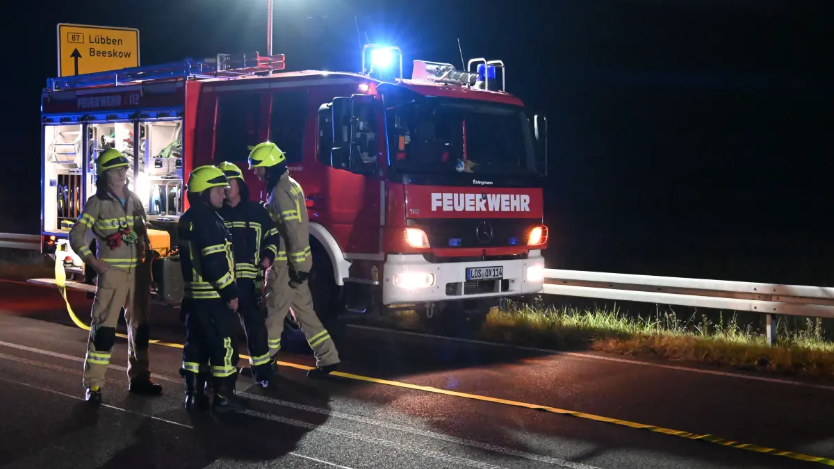 Feuerwehren aus Müllrose, Grunow, Mixdorf, Ragow und Merz halfen, die eingeklemmten Personen aus den Fahrzeugen zu holen.