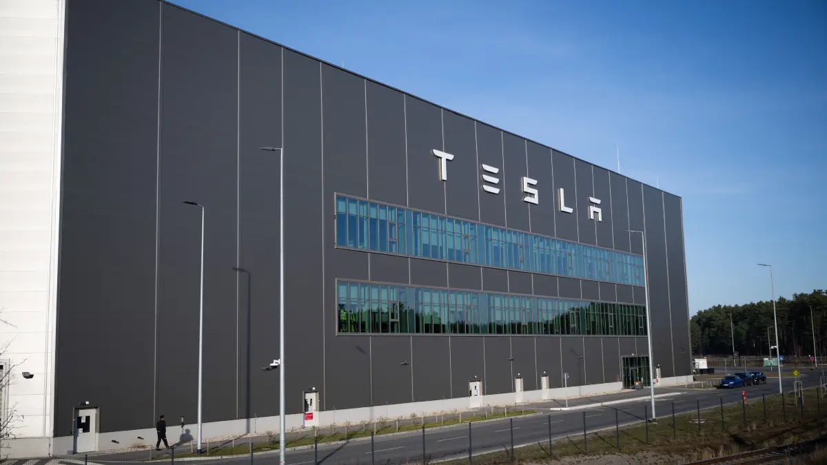 Fabrik auf der grünen Wiese: Im näheren Umfeld der Tesla Gigafactory Grünheide sind Wohnbauprojekte in Giga-Größenordnung bislang ausgeblieben.