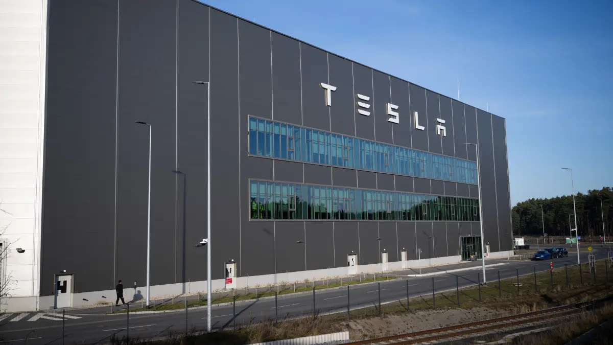 Fabrik auf der grünen Wiese: Im näheren Umfeld der Tesla Gigafactory Grünheide sind Wohnbauprojekte in Giga-Größenordnung bislang ausgeblieben.