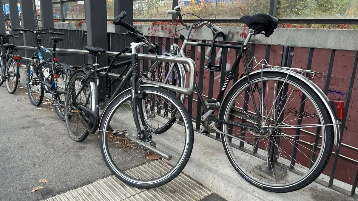 Am Bahnhof von Königs Wusterhausen hängen die Fahrräder an den Geländern für Fußgänger, um sicherer vor Diebstählen zu sein.