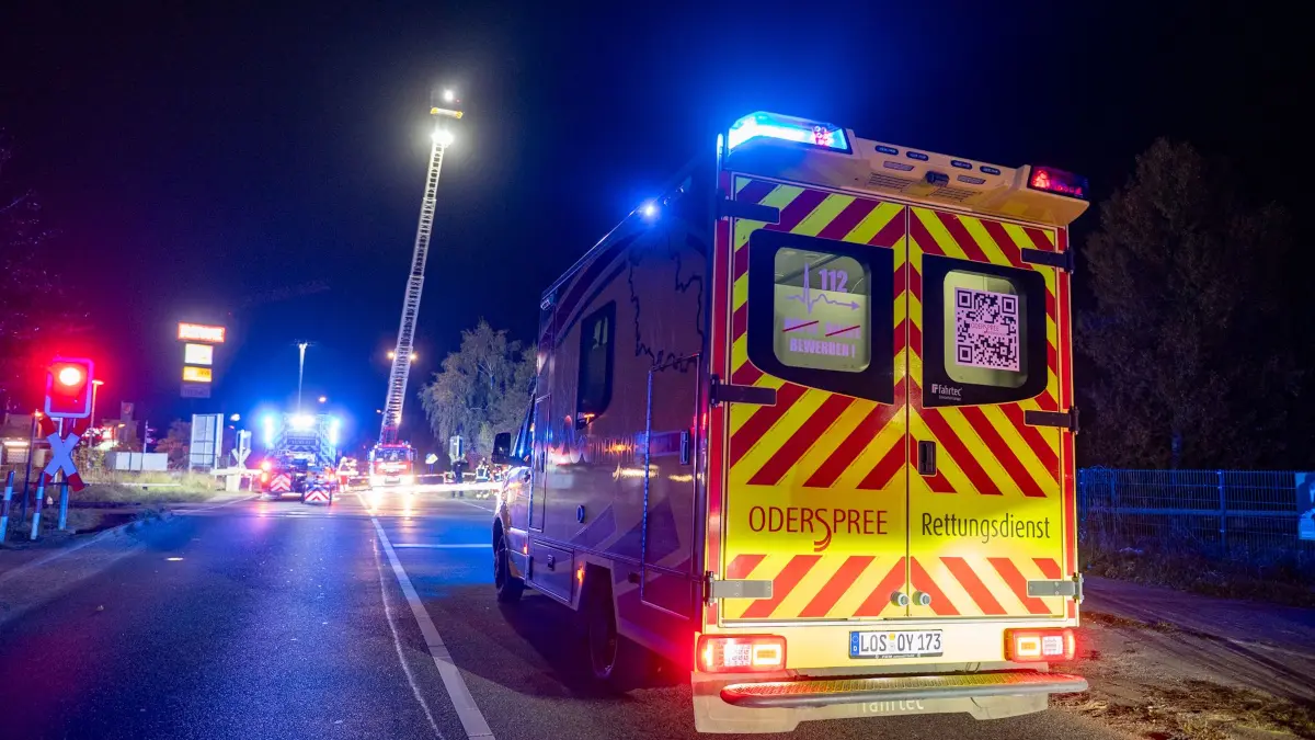 Unfall am Bahnübergang in Hoppegarten: Die Straße ist gesperrt — auch die S-Bahn steht still.