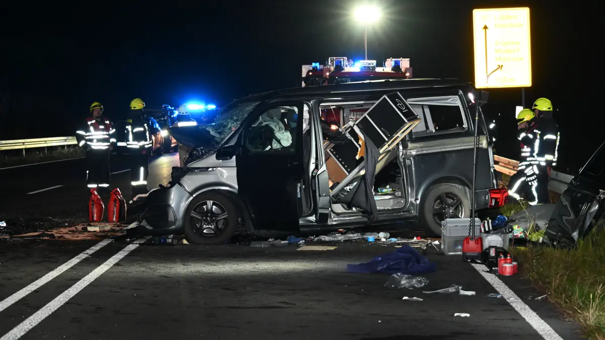 Bei einem Verkehrsunfall auf der B87 bei Müllrose wurden zwei Menschen schwer verletzt.