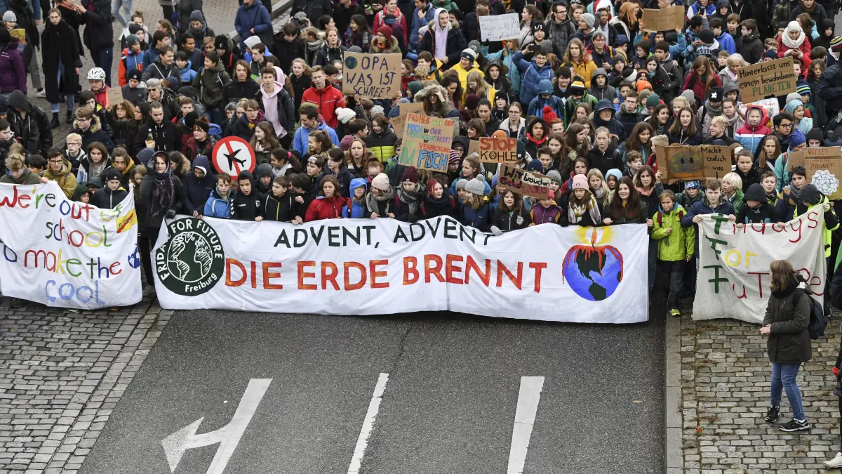 Beim Aktionstag von "Fridays for Future" laufen tausende von Schülern mit dem Banner "Advent Advent die Erde brennt" durch die Innenstadt. Vom 2. bis 13. Dezember 2019 findet die 25. UN-Klimakonferenz in Madrid statt, wo es um die Klimaschutzzusagen der Staaten, den internationalen Handel mit CO2-Verschmutzungsrechten sowie die Finanzierung von Klimaschäden durch Dürren und Stürme geht. +++ dpa-Bildfunk +++
