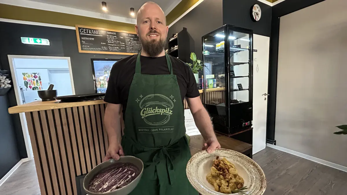 Roman Wildgrube aus Zehdenick hat in der Rhinpassage Rheinsberg ein neues rein veganes Bistro eröffnet. Was er seinen Gästen im "Glückspilz" alles bietet.