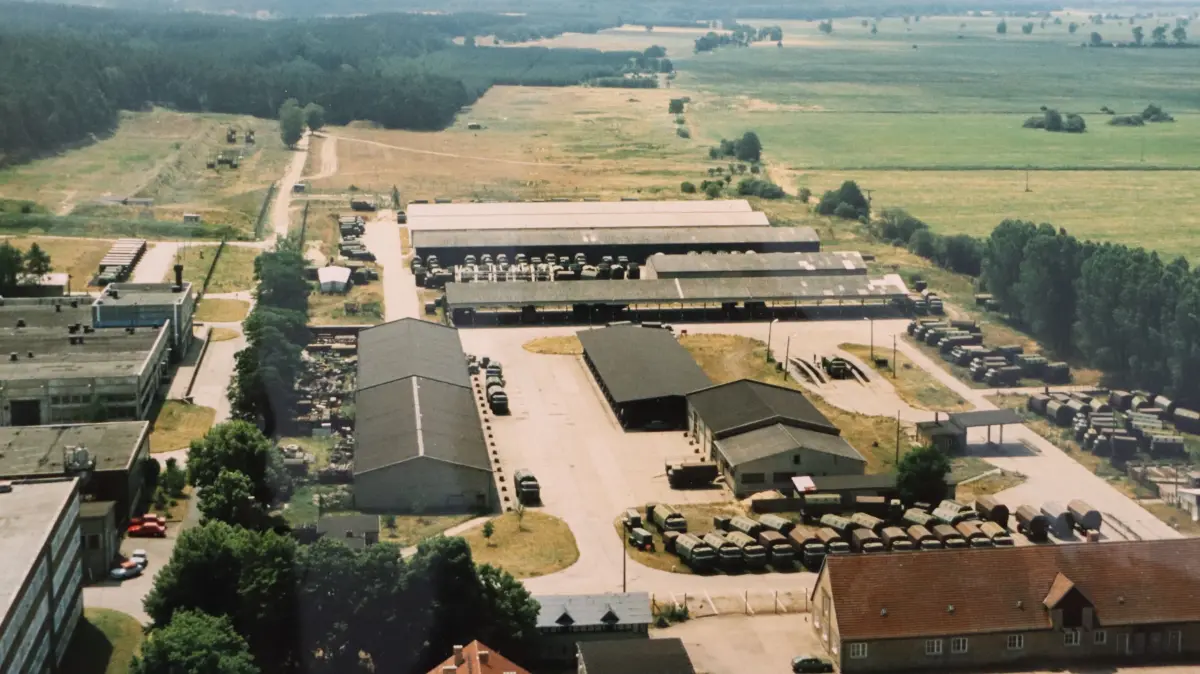 Blick von oben auf das Gelände Rotes Luch wohl Anfang der 1980er Jahre. Die damalige NVA-Kaserne war da gerade noch mit neuen Gebäuden ausgebaut worden.
