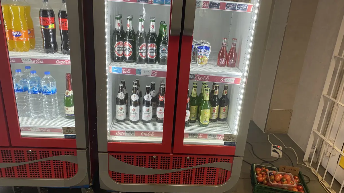 Bier und Sekt im Angebot, ganz legal: Getränketruhe im Bahnhofsgebäude von Fürstenwalde.