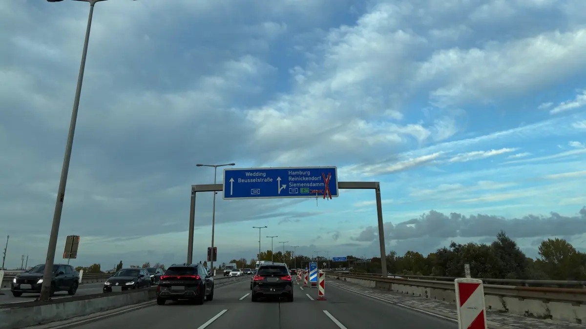 Berlins längste A100-Brücke, die Rudolf-Wissell-Brückem die normalerweise täglich rund 180.000 Fahrzeuge passieren, ist derzeitig nur auf zwei Fahrspuren je Richtung reduziert.