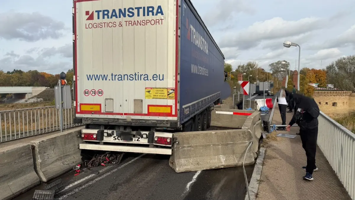 Festgefahren: Ein aus Litauen stammender Transport blockiert seit 13.30 Uhr am 22. Oktober die Grenzbrücke Küstrin.