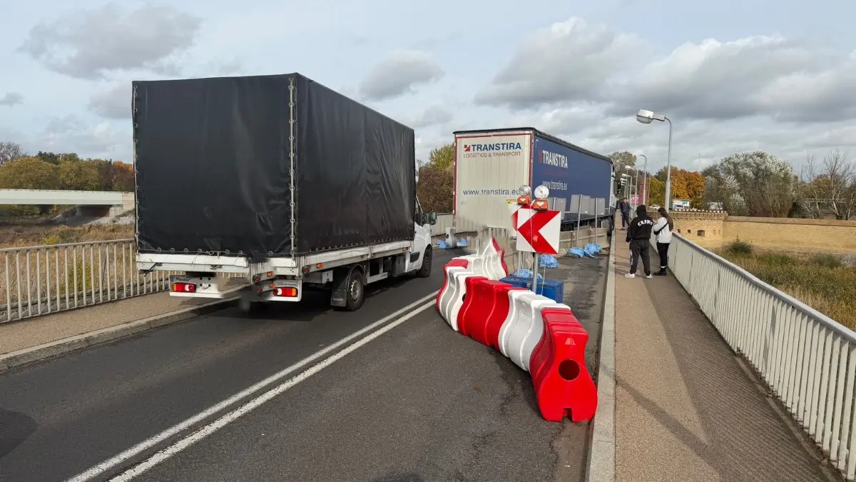 Kaum manövrierfähig: Dem litauischen Lkw war ein polnischer Kleintentransporter gefolgt.