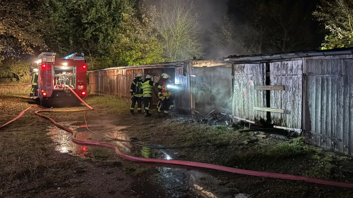 Bei einem Garagenbrand in Neuhardenberg wurden mehrere Garagen und ein Auto beschädigt. Die Brandursache ist noch unklar.