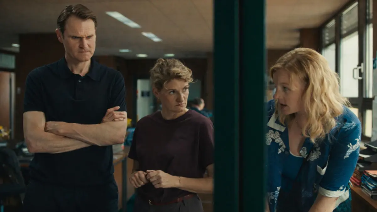 TV Ausblick - ARD - Tatort: Gottesgarten: Felix Voss (Fabian Hinrichs, l-r), Wanda Goldwasser (Eli Wasserscheid) und Emmy Rathgeber (Rosalie Thomass) tauschen sich über mögliche Tatverdächtige in einer Szene aus der Folge "Tatort: Gottesgarten" der Krimireihe Tatort (undatiert) aus. Der "Tatort: Gottesgarten" wird am 25.10.2026 in der ARD ausgestrahlt. (zu dpa: «Neue Kollegin und bewegender Fall beim Franken-«Tatort»»)