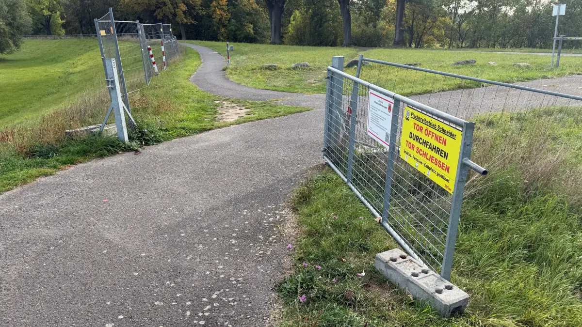 Am beliebten Oder-Neiße-Radweg bei Kuhbrücke steht dieses Tor im ASP-Schutzzaun immer wieder offen. Dabei weist ein gut sichtbares Schild ausdrücklich darauf hin, dass es stets geschlossen bleiben muss.