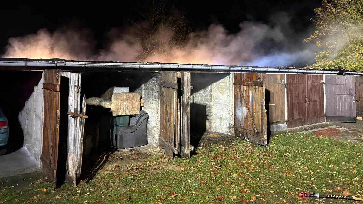 Feuerwehreinsatz in Neuhardenberg: Die Feuerwehr konnte verhindern, dass die Flammen auf angrenzende Gebäude übergreifen.