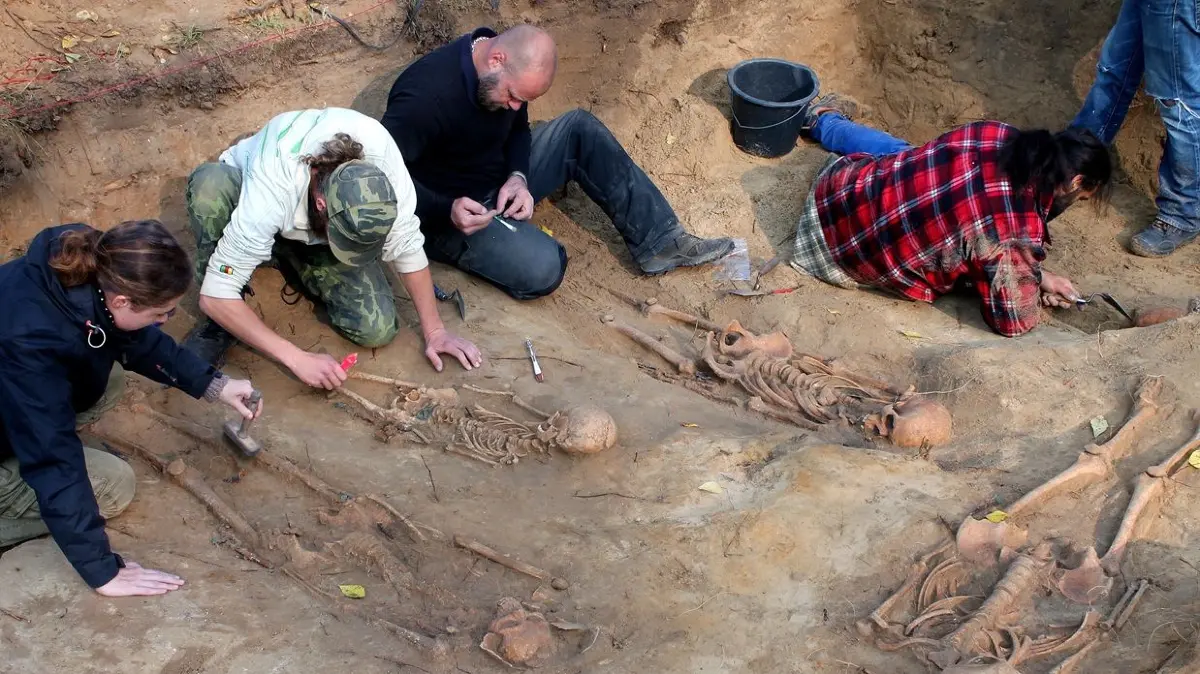 Grabungsarbeiten in Stolpe bei Angermünde: Archäologen legen ein Gräberfeld aus der Slawenzeit frei. Der Fund sorgte für großes Aufsehen.