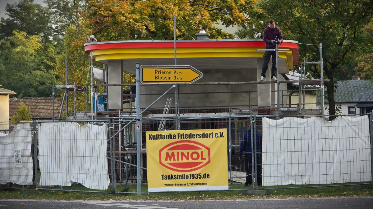 Jens Jäger, Vorsitzender des Simson-Clubs "2-Takt-Freaks" in Königs Wusterhausen, vor der „Kulttanke Friedersdorf e. V.“