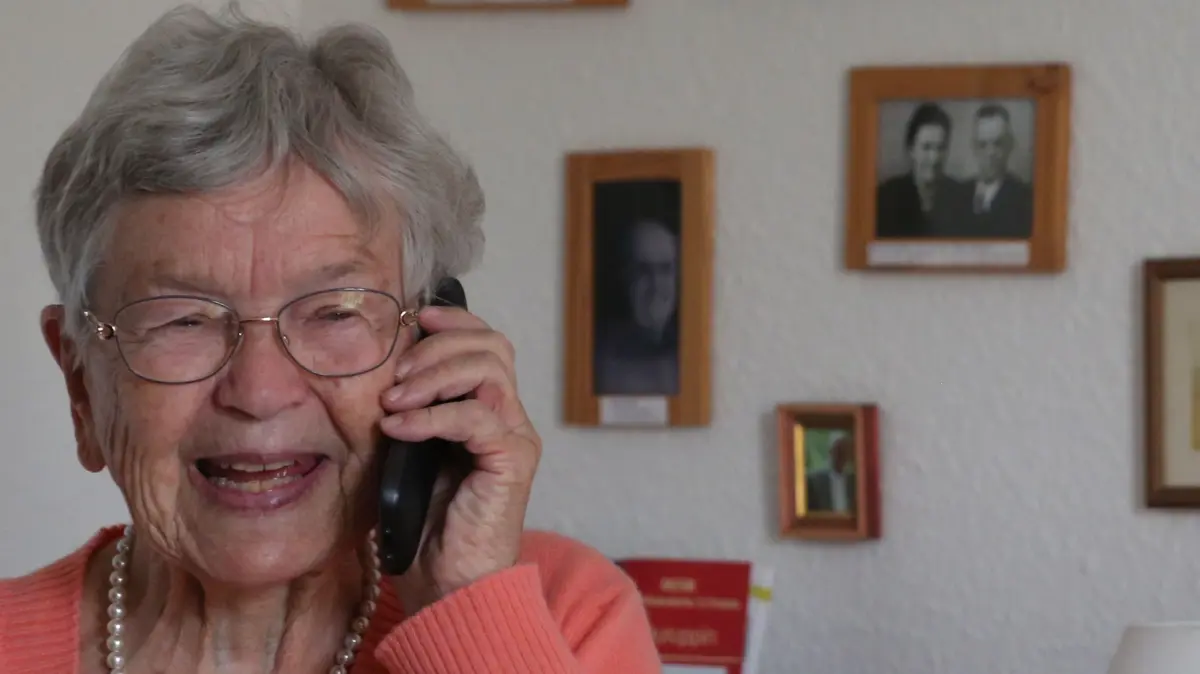 Das Telefon steht nicht still. Ursula Schulze feiert ihren 90. Geburtstag im Zentrum von Neuruppin und freut sich auf das Riesenrad zum Martinimarkt.