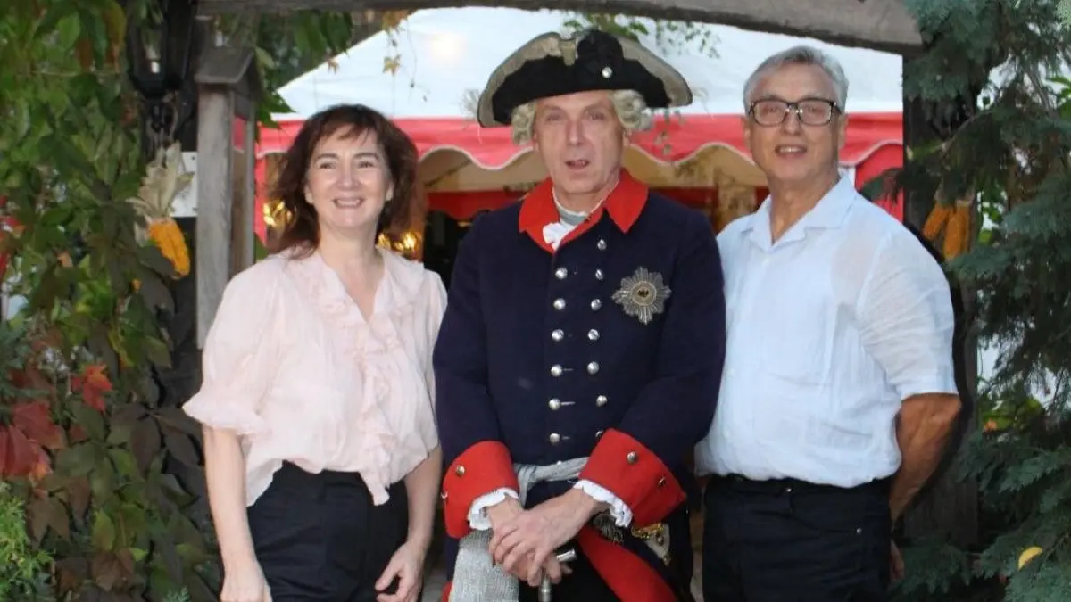 Mit dem Friedrich II: beim "Alten Fritz": Dirk Hausdorf (m) vom Neutrebbiner Verein „Alter Fritz“ war zum Jubiläumsfest des beliebten Gasthauses natürlich anwesend. Er gratuliert den Wirtsleuten Kirsten und Jürgen Dunkel.