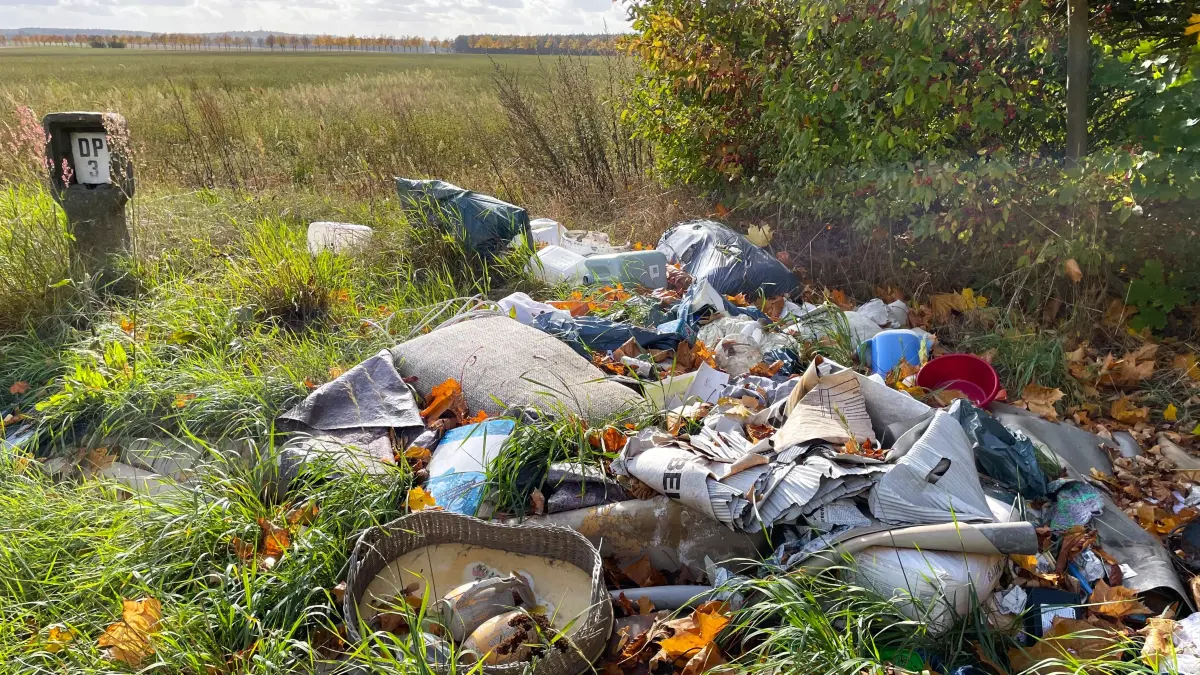 Auf einem Weg im Rietz-Neuendorfer Kunersdorf laden wiederholt Unbekannte Müll ab und verschwinden wieder. Der Frust der Dorfbewohner steigt, während die Klärung der Zuständigkeit Behörden beschäftigt.