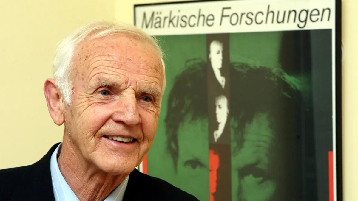 Schriftsteller Günter de Bruyn 80 Jahre alt: Der Schriftsteller Günter de Bruyn steht an seinem 80. Geburtstag am Mittwoch 01.11.2006 im Kleist-Museum in Frankfurt (Oder) während der Ausstellungseröffnung über sein Leben und Schaffen vor einem Plakat "Märkische Forschungen". Die Ausstellung trägt den gleichen Titel wie eines seiner bekanntesten Bücher. Der Geburtstag des Autors, der zurückgezogen auf dem Land in der Nähe von Frankfurt (Oder) lebt, wird in der Oderstadt am gleichen Tag mit einem großen Festakt begangen. Foto: Patrick Pleul dpa/lbn +++ dpa-Bildfunk +++