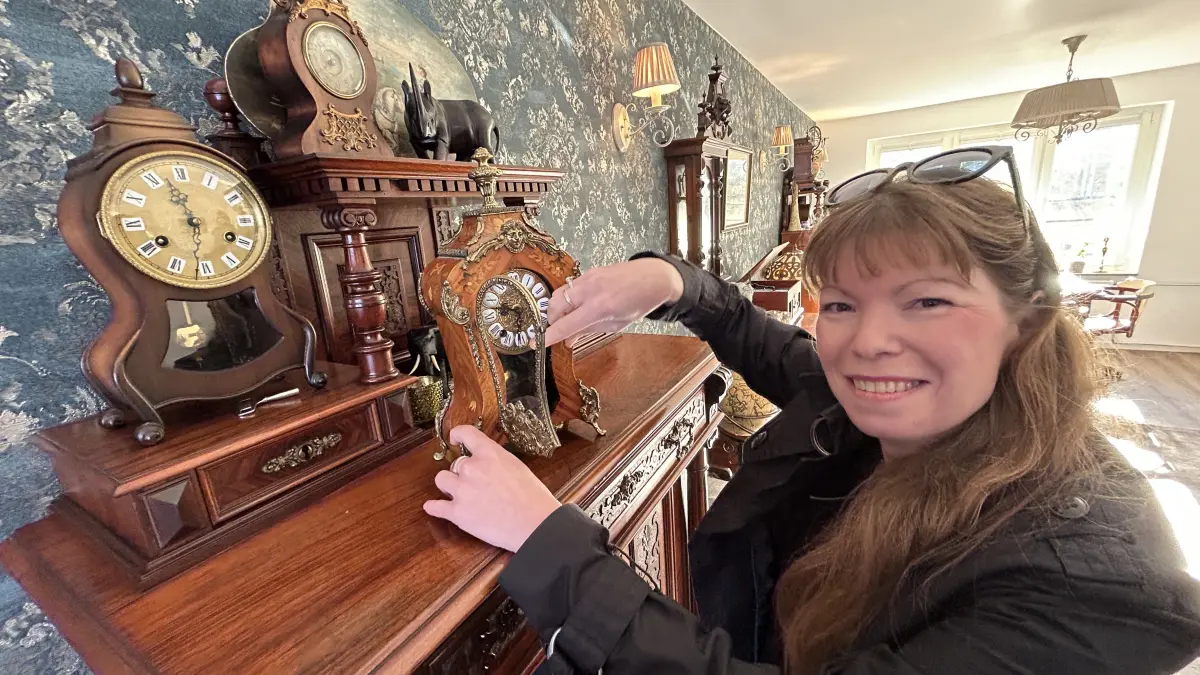 Constanze Seidel aus Rheinsberg sammelt hunderte historische Uhren. Mit diesen und denen in ihrem Vintage-Laden hat sie zur Zeitumstellung viel zu tun.