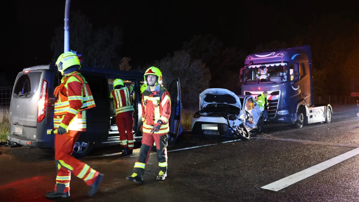 Unfall an der Autobahn A10 in Wildau: Auf der Chausseestraße prallten mehrere Fahrzeuge zusammen. Zwei Menschen wurden verletzt.
