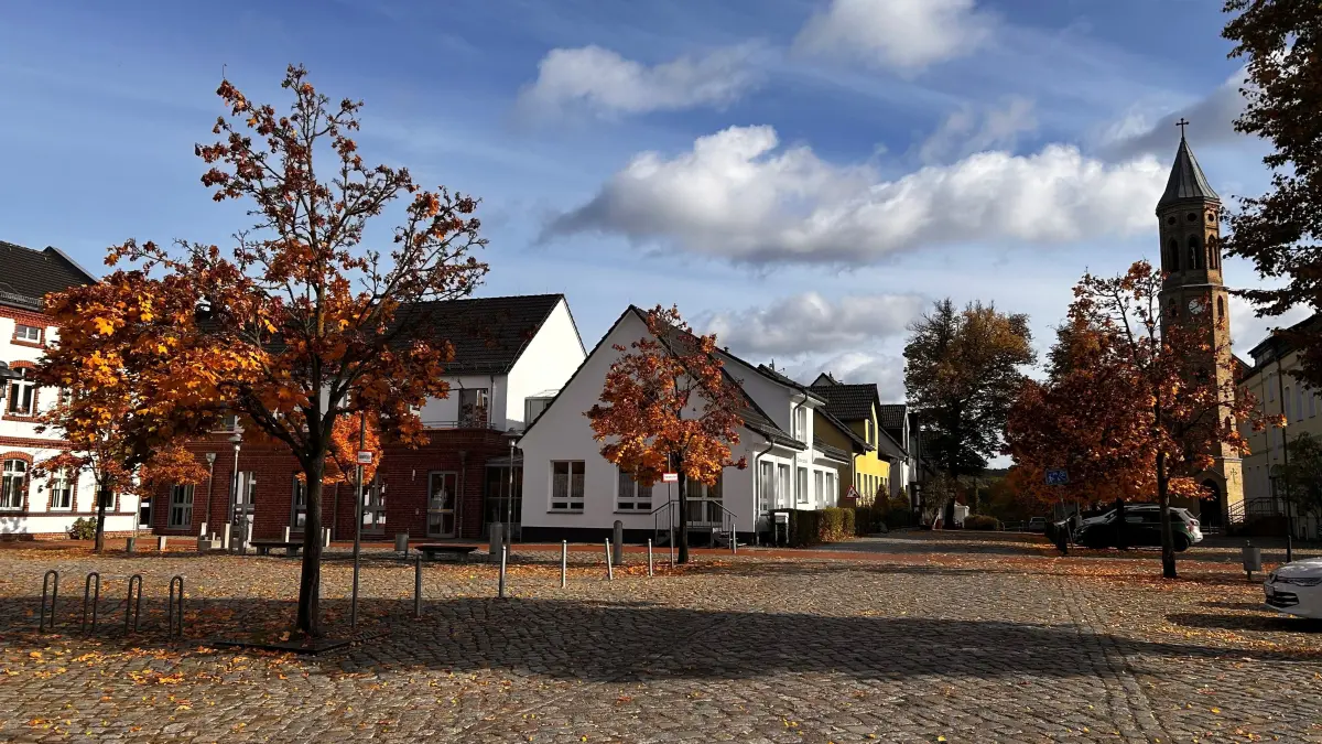 Der Marktplatz in Woltersdorf: Hier soll mit Mitteln aus dem Bundessondervermögen einiges umgestaltet werden, ebenso wie am Thälmannplatz. Was plant die Gemeinde?