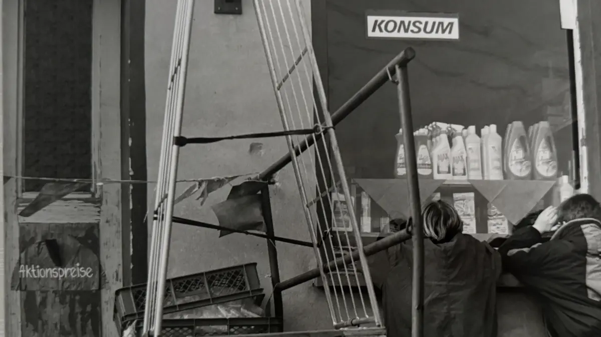 Die Konsum-Filiale in Leuenberg speckte nach 1990 ab. In Wriezen mussten einige Geschäfte schließen, die zum DDR-Alltag gehörten.