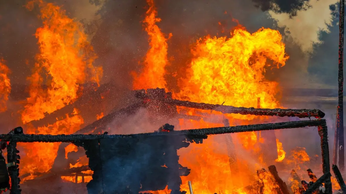 Brand in Velten: Meterhohe Flammen schlugen aus dem Gebäude.