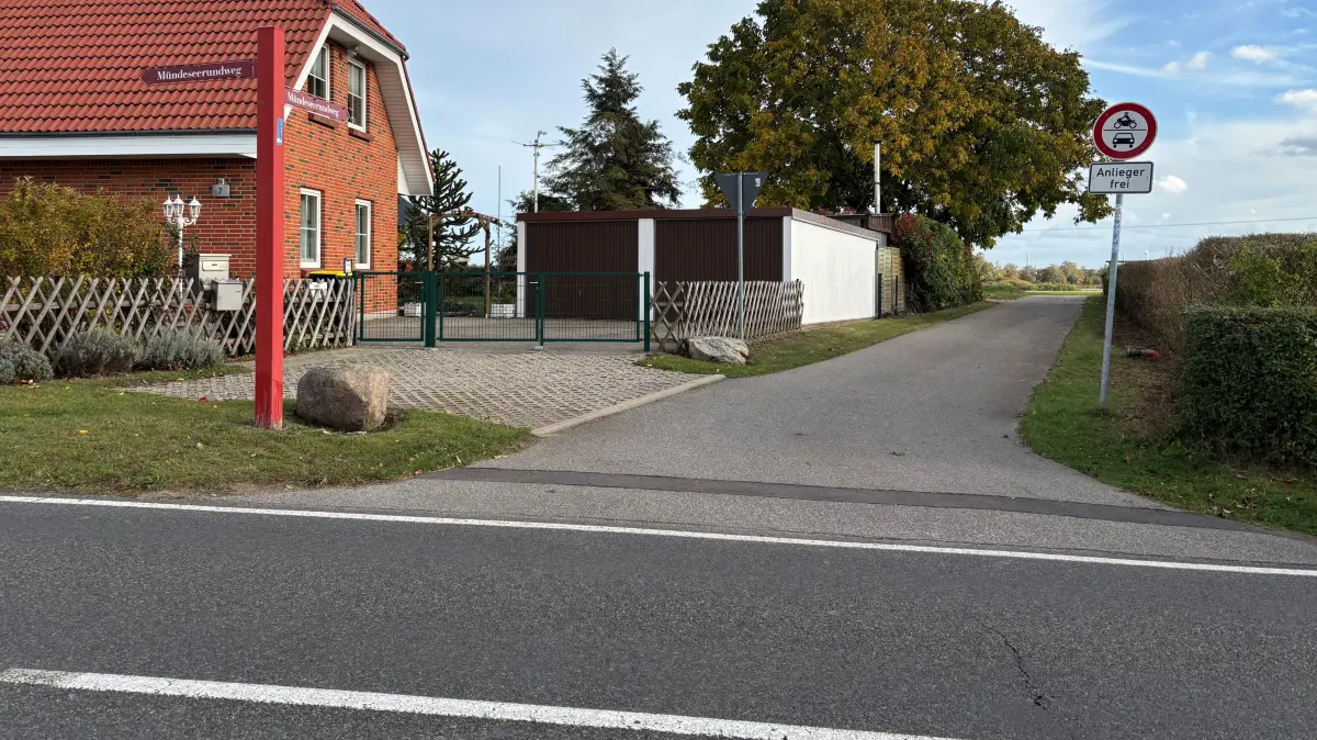 Der Mündeseerundweg in Angermünde führt in Kerkow direkt auf eine Straße ohne Gehweg. Diese gefährliche Lücke sorgt seit Jahren für Ärger. Jetzt wird eine Lösung gesucht.