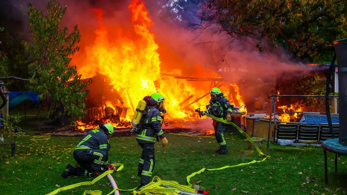 Zu einem Brand einer Gartenlaube ist es in einer Kleingartensiedlung in der Ernst-Thälmann-Straße in Velten gekommen.