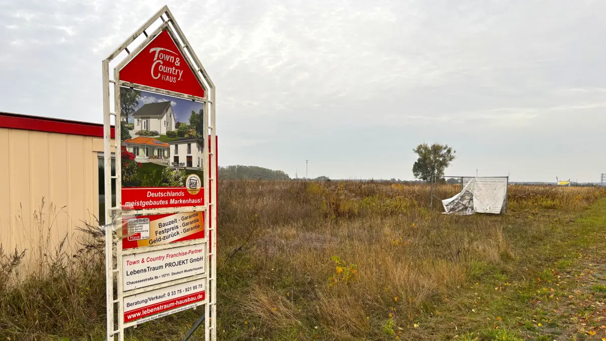 Im Baugebiet „Friedland Nord-West“ bietet die Lebenstraum Projekt GmbH aus Königs Wusterhausen seit April baureife Grundstücke für Ein- und Mehrfamilienhäuser an. Warum der Verkauf nicht zustande kommt, erklärt Geschäftsführer Mario Monden.