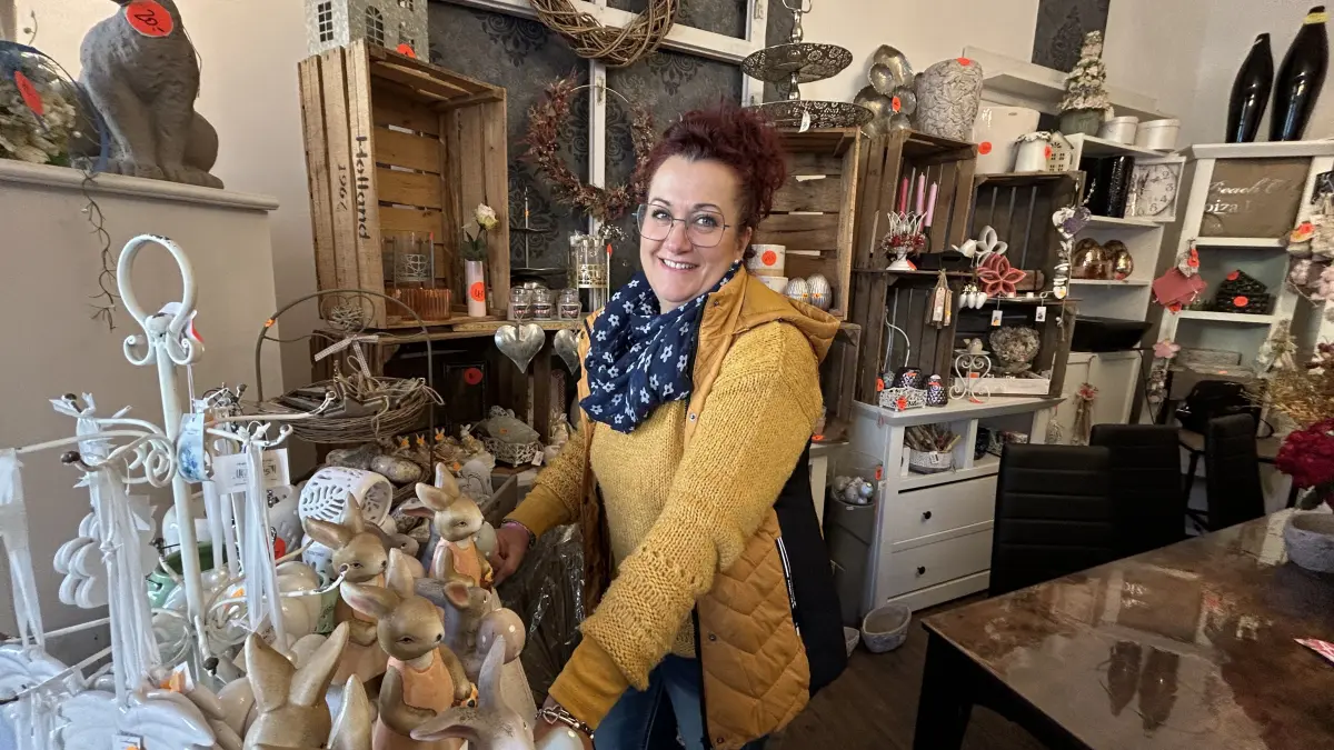 Floristin Anett Wiesemann-Stückl betreibt in Neuruppin ihren Deko-Laden "Flowers & Nature". Den wird sie nun bald schließen. Was ihre Gesundheit damit zu tun hat.