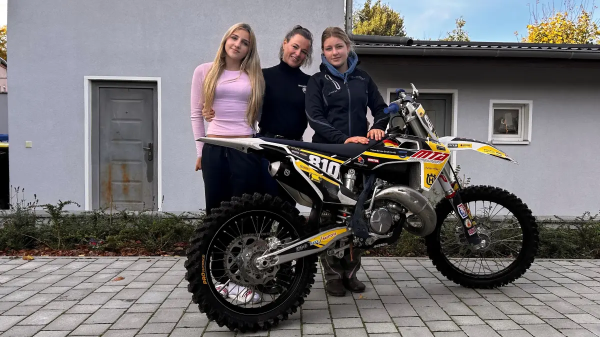 Juliane Neumann (Mitte) und ihre beiden Töchter Helena (links) und Romina (rechts) aus Rüdersdorf stehen auf laute Motoren und Adrenalin.