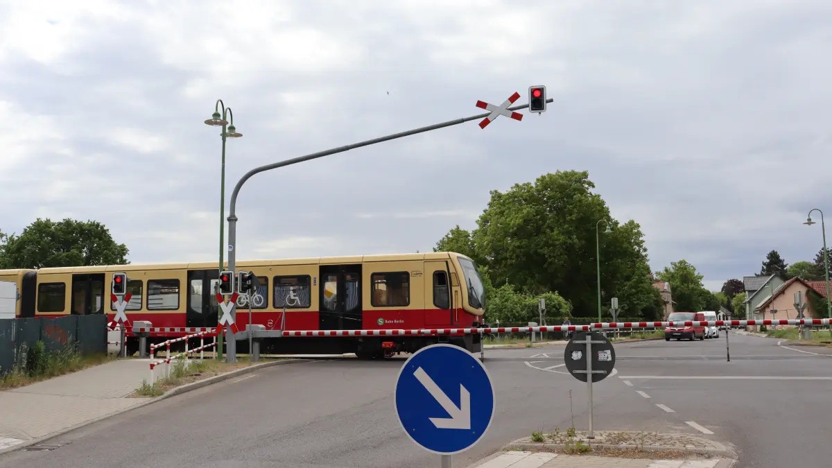 Der Bahnübergang Lindenstraße in Petershagen wird gesperrt. Das sollten Fahrzeugführer zur Dauer der Maßnahme und der offiziellen Umleitung beachten.
