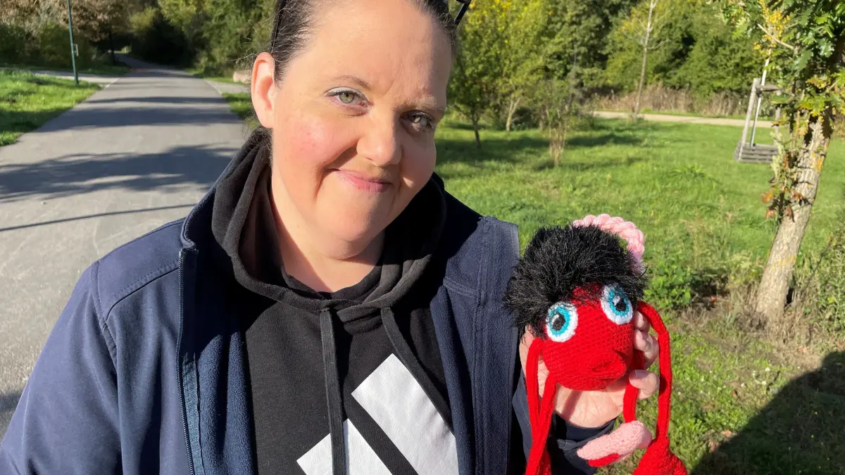 Tanja Dovens (51), Anwohnerin am Pankepark, hat einen Glücksbringer namens Greta gefunden.