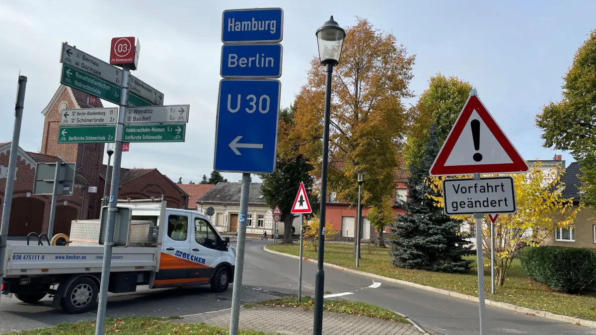 Schilderwald im Wandlitzer Ortsteil Schönwalde, an der Kreuzung zwischen der L100 und der L30 wurde die Vorfahrt geändert.