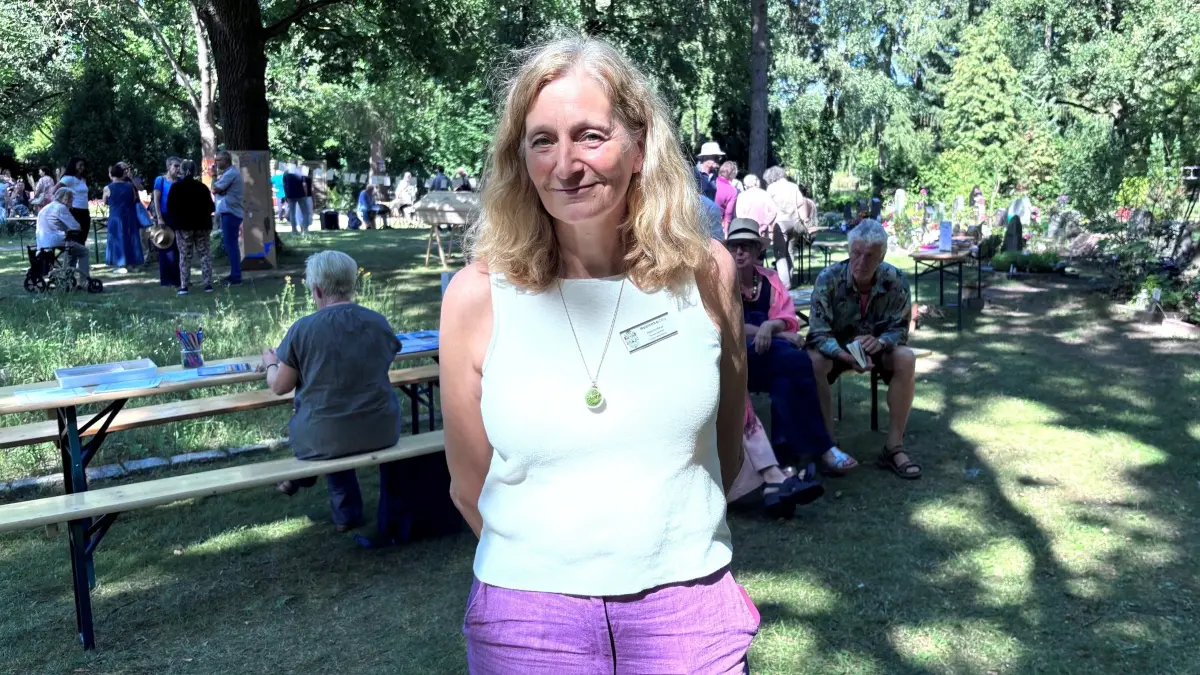 Memento-Tag auf dem Friedhof Schöneiche: Kathrin Ritter, Mitbetreiberin der Eisdielen "Süße Sünde", lädt einmal im Jahr öffentlich ein, sich gemeinschaftlich mit den Themen Sterben, Tod, Trauer und Vorsorge auseinanderzusetzen. Warum sie das wichtig findet.