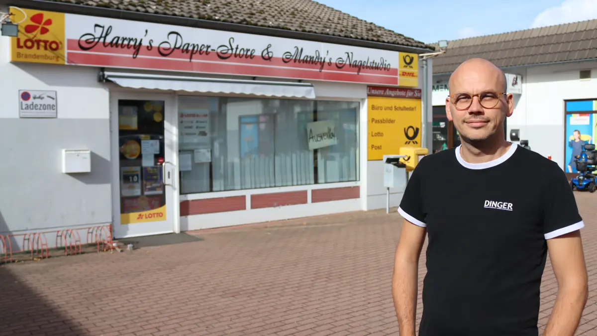Aus „Harrys Paper-Store“ und „Mandys Nagelstudio“ wird „Buchfritz“. Norman Radtke richtet das Geschäft in Zehdenick neu aus. Die Kunden erhalten weiter den Brief- und Paketservice, können sich aber auf viele neue Sachen freuen.