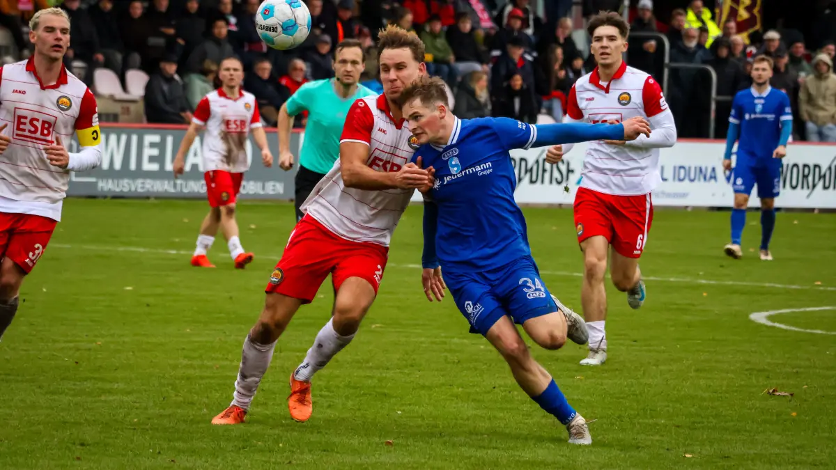 Timm Renner von Stahl Brandenburg erkämpft sich den Ball im Brandenburg Derby beim BSC Süd 05