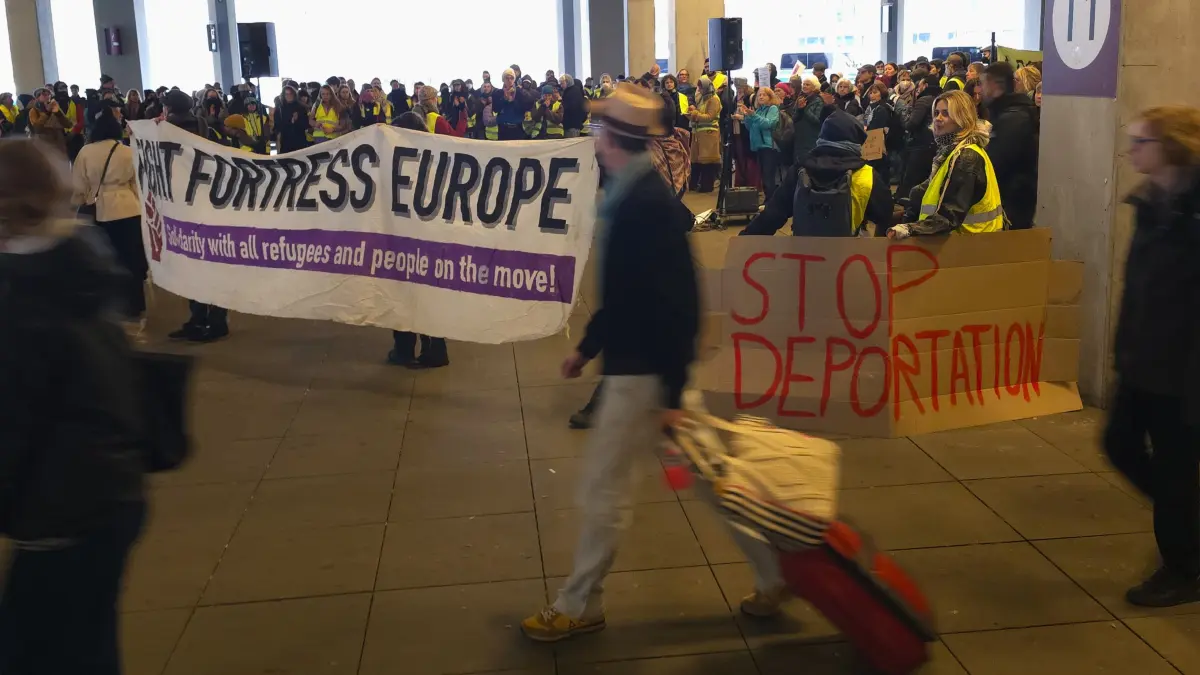Demonstration am Flughafen BER gegen Abschiebungen
