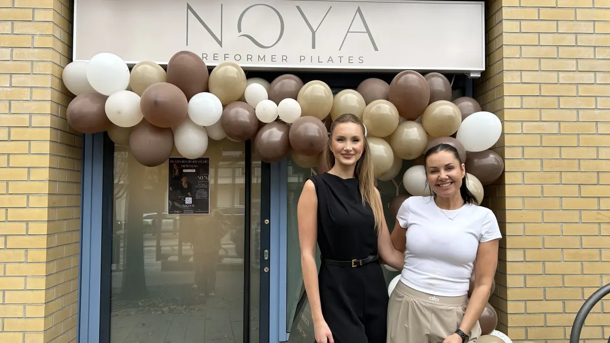 DIe Trainerin Ula N. führt in Zuklunft Teilnehmerinnen durch die Pilates-Übungen. Julia Śmielewicz (links) hat mit "NOYA" in Frankfurt (Oder) ihr zweites Studio für die Trend-Sportart Reformer-Pilates eröffnet. Dafür gab es einen guten Grund.