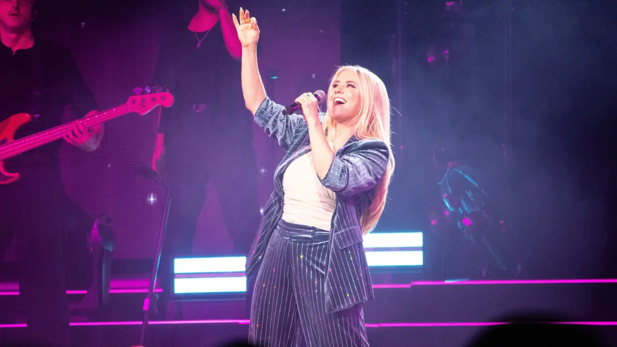 Mit viel Charisma, enormer Energie und spürbarem Spaß bei ihrer Arbeit begeister Beatrice Egli in der Berliner Uber Arena ihre Fans.