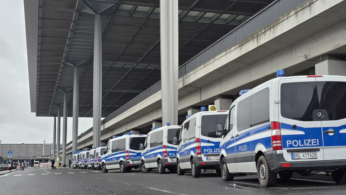 Demonstration am Flughafen BER gegen Abschiebungen