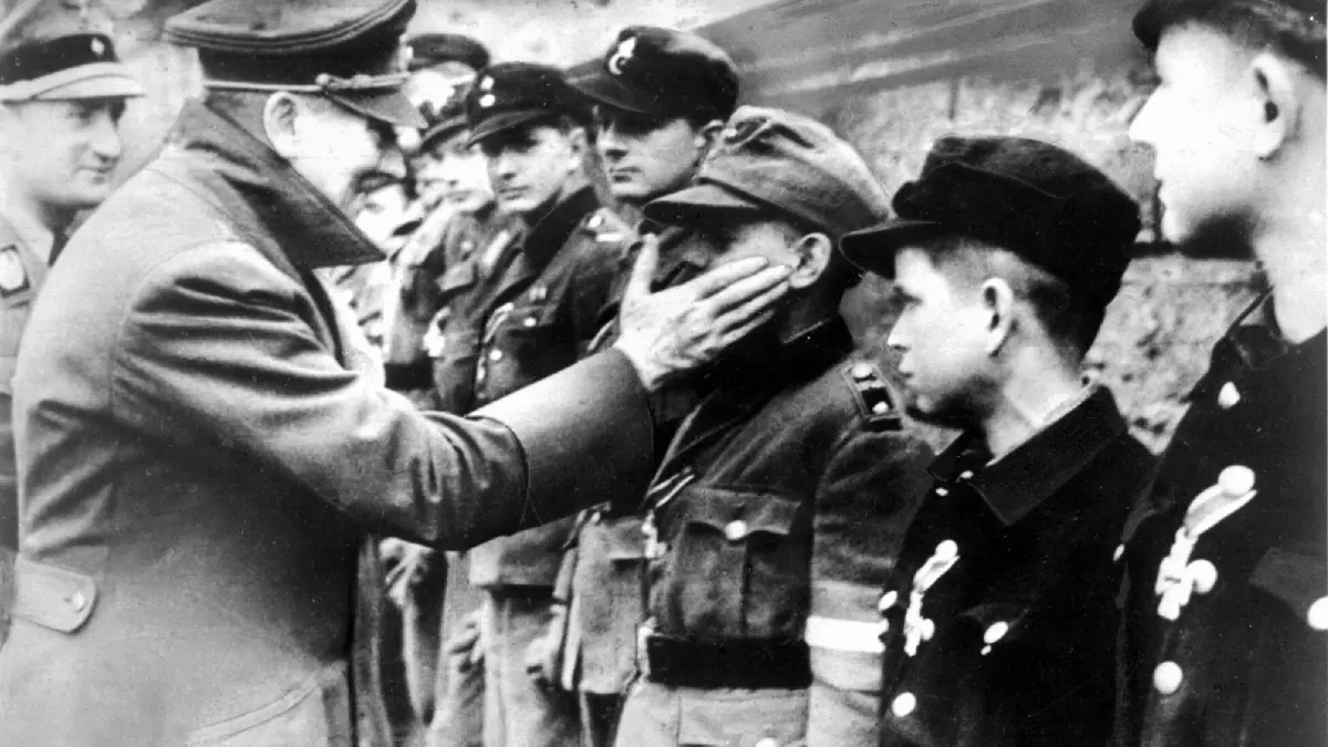 Eine der letzten Aufnahmen von Adolf Hitler vom 20. April 1945, seinem Geburtstag, zeigt ihn bei der Auszeichnung von Mitgliedern der Berliner Hitler-Jugend, die zum Ende des Zweiten Weltkrieges in Volkssturmeinheiten zusammengefaßt wurden (Archivfoto).