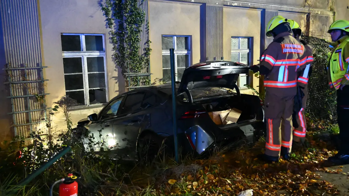 Unfall in Fürstenwalde: Ein Auto ist von der Fahrbahn abgekommen.