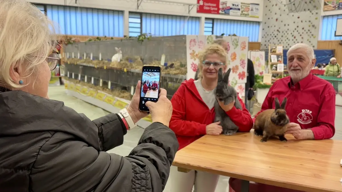 Kaninchen und Züchter als Motiv: Gerlinde Lehmann fotografiert Dörte Pohl und Wolfgang Wroblewski.
