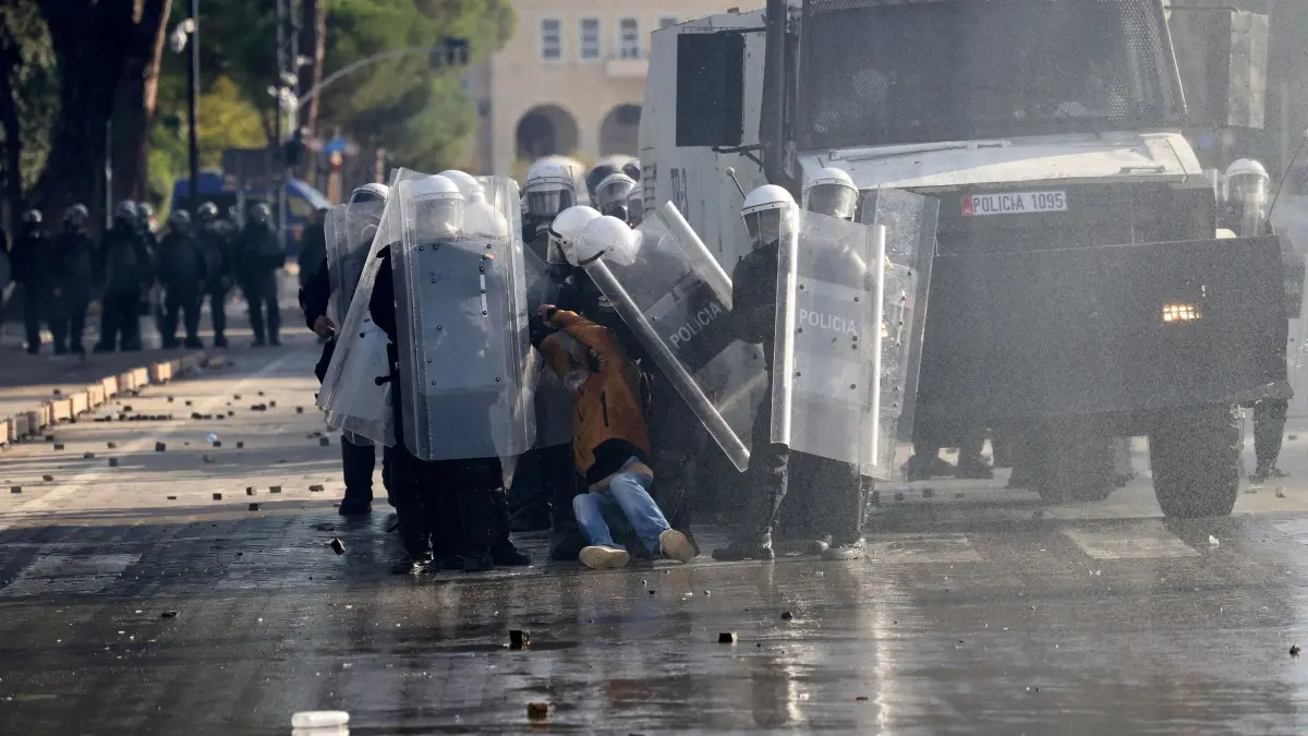 Proteste in Albanien: Die Bereitschaftspolizei nimmt während einer regierungskritischen Demonstration einen Demonstranten fest. (zu dpa: «Gewalt und Chaos bei Protesten in Tirana»)