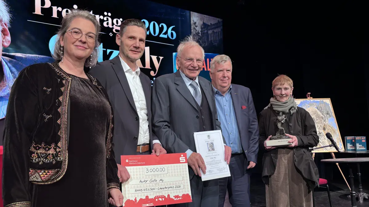 Festakt: Bürgermeisterin Ulrike Heidemann, Thomas Beutler, Vorstandsvorsitzender der Sparkasse MOL, Preisträger Götz Aly, Landrat Gernot Schmidt und die Bildhauerin Sylvia Hagen (v.l.) auf der Bühne des Hoftheaters in Bad Freienwalde.