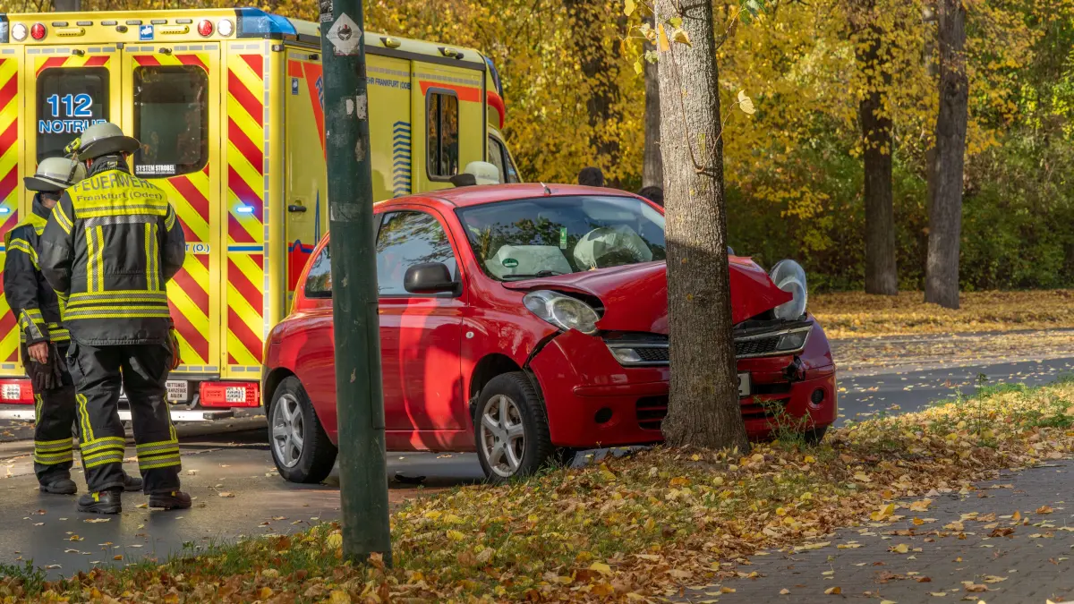 Ein Einkauf endet für einen 51-jährigen Mann mit einem Unfall. Auf dem Weg zum Aldi in der August-Bebel-Straße in Frankfurt (Oder) kollidierte der Fahrer mit einem Baum.